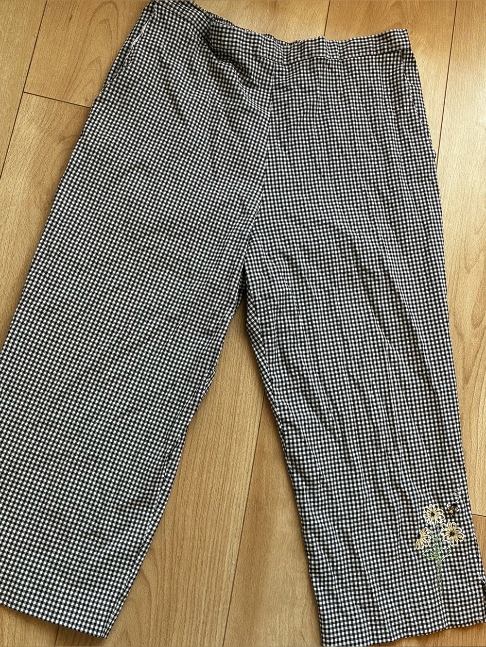 Vintage cottagecore gingham capri pants with bee embroidery